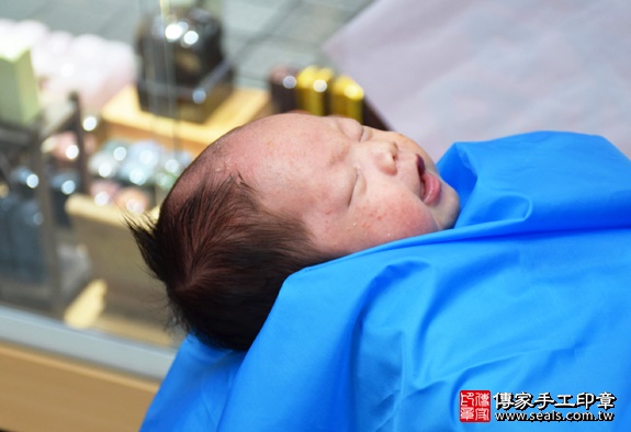 剃胎毛、滿月剃頭、嬰兒剃頭、嬰兒理髮、嬰兒剃髮、嬰兒剃胎毛、嬰兒滿月剃頭、寶寶剃頭、剃胎毛儀式、剃胎毛吉祥話、滿月剃頭儀式、滿月剃頭吉祥話、寶寶剃胎毛、寶寶滿月剃頭理髮、 新竹香山區剃胎毛、新竹香山區滿月剃頭、新竹香山區嬰兒剃頭剃胎毛、新竹香山區嬰兒理髮、新竹香山區嬰兒剃髮、林寶寶(新竹香山區嬰兒寶寶滿月剃頭理髮、免費嬰兒剃胎毛儀式吉祥話)。中國風會場，爸媽寶貝免費穿「日中韓」古裝禮服。專業拍照、DVD光碟、證書。★購買「臍帶章、肚臍章、胎毛筆刷印章」贈送：剃頭、收涎、抓周，三選一。2015.12.24 照片14